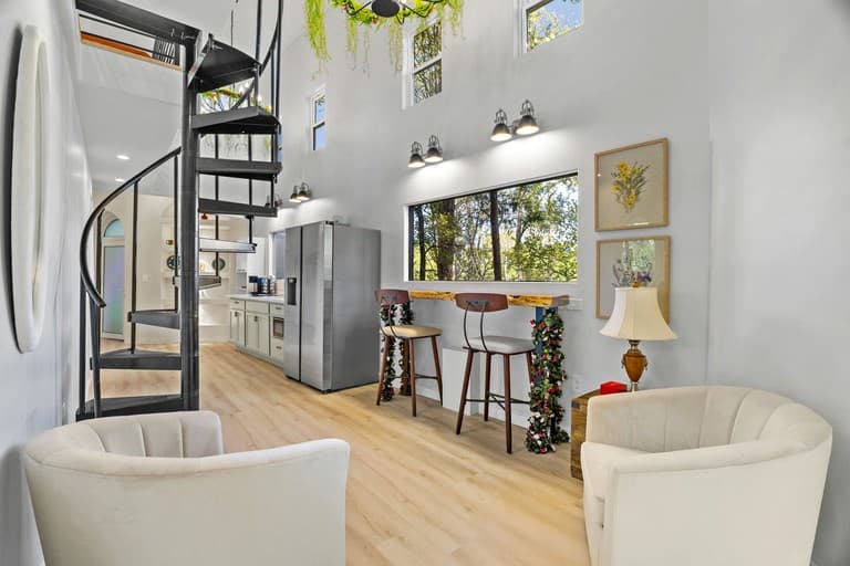 Outstanding Luxurious Dome with Mini Golf, Outdoor Bath, Sauna and Lake Views in Elgin, Texas - Image 3