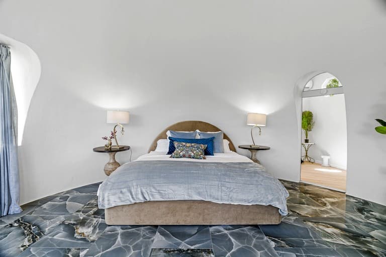 Outstanding Luxurious Dome with Mini Golf, Outdoor Bath, Sauna and Lake Views in Elgin, Texas - Image 5